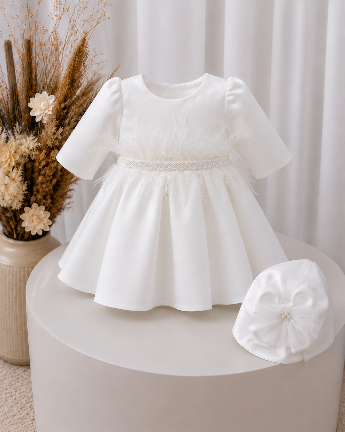 Titlu: Rochița Feather Elegance